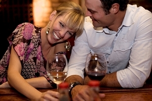 Dating im realen Leben: am besten erst an öffentlichen Orten! Triff dich nie direkt bei deinem Flirt zu Hause mit ihm, wenn es das erste Date ist. Geh auf Nummer sicher und sorge dafür, dass andere Leute in der Nähe sind!