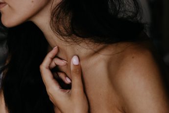 Den Hals berühren oder mit einer Kette im Ausschnitt spielen kann sehr verführerisch wirken.